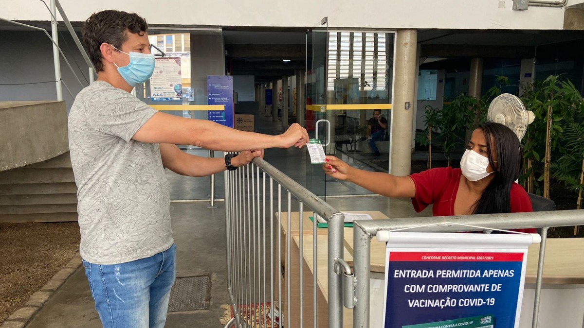 Centrais sindicais contestam portaria que proíbe exigir comprovante de vacinação